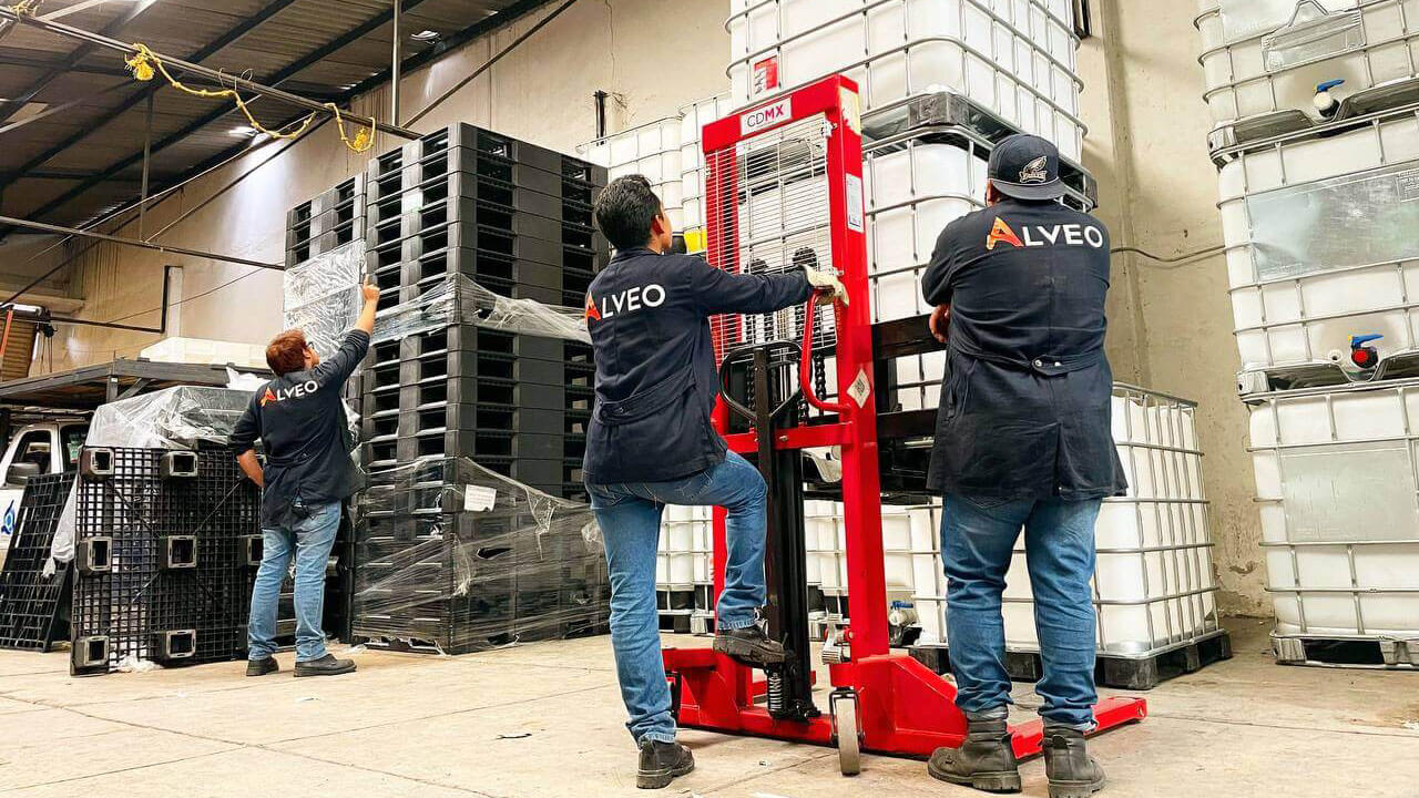 Equipo de Alveo Trafiplastic en su almacén de Iztapalapa