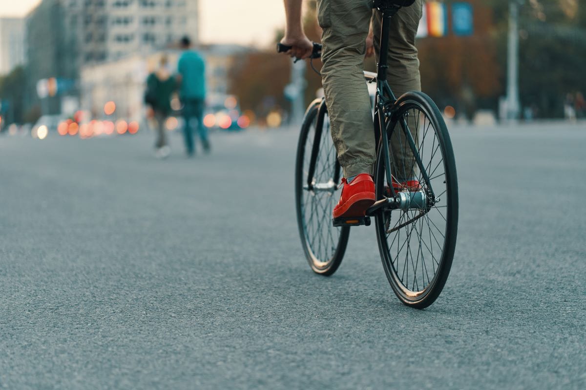 ciclista en ciclovía 